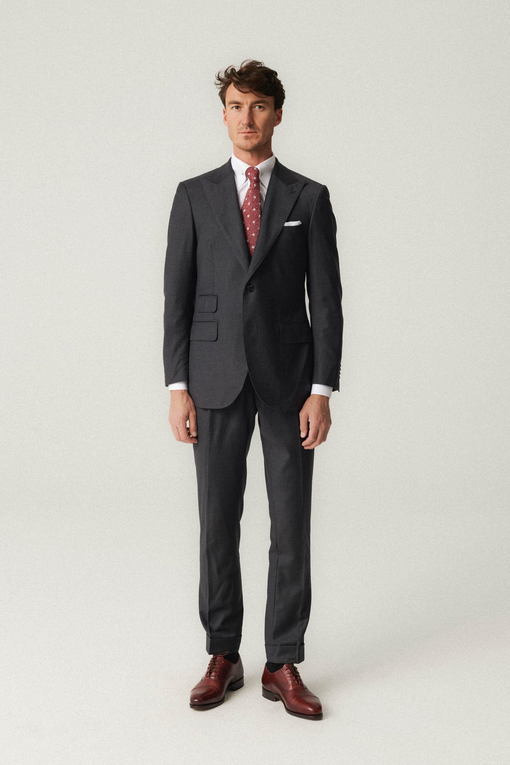 Šedý oblek z hodvábnej vlny Loro Piana