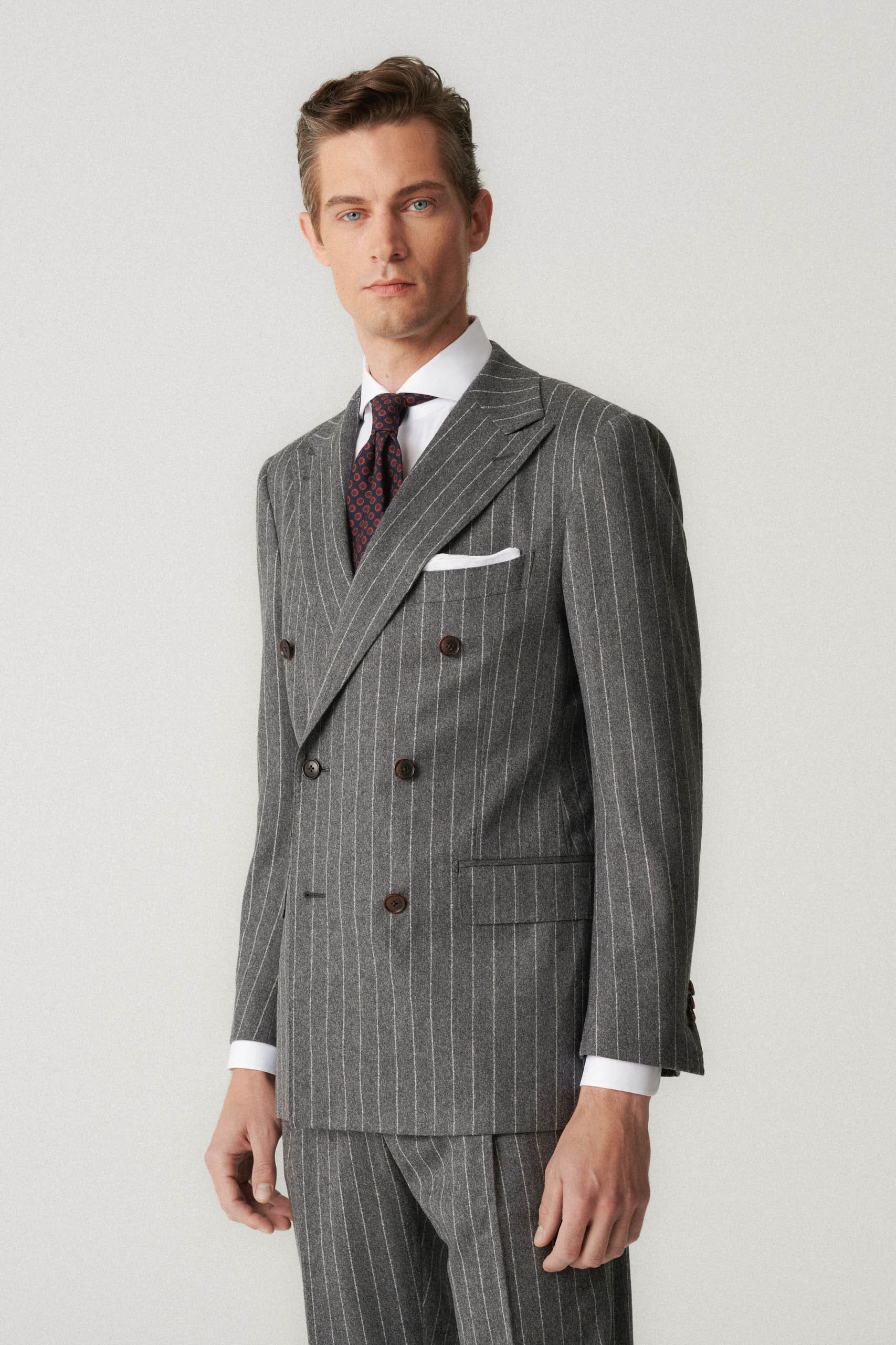 Šedý flanelový dvojpruhový oblek