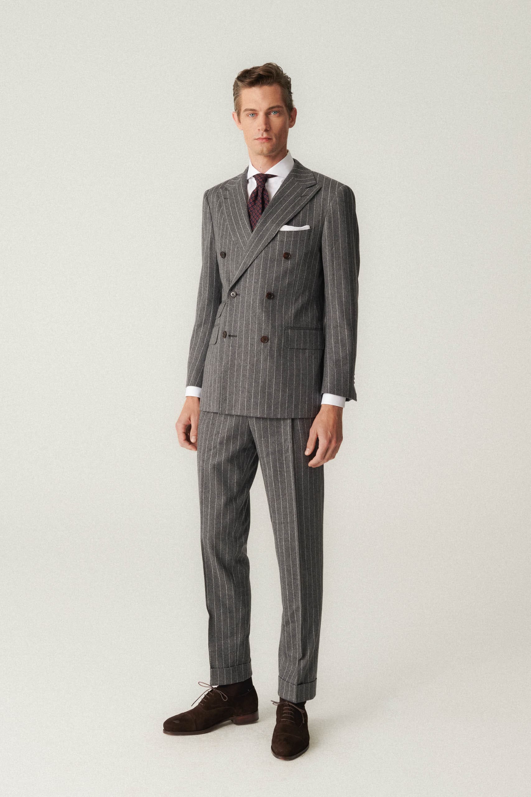 Šedý flanelový dvojpruhový oblek